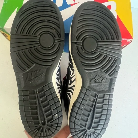 Nike Sb Dunk low og qs Quartersnacks size 8.5 Zebra print new in box.